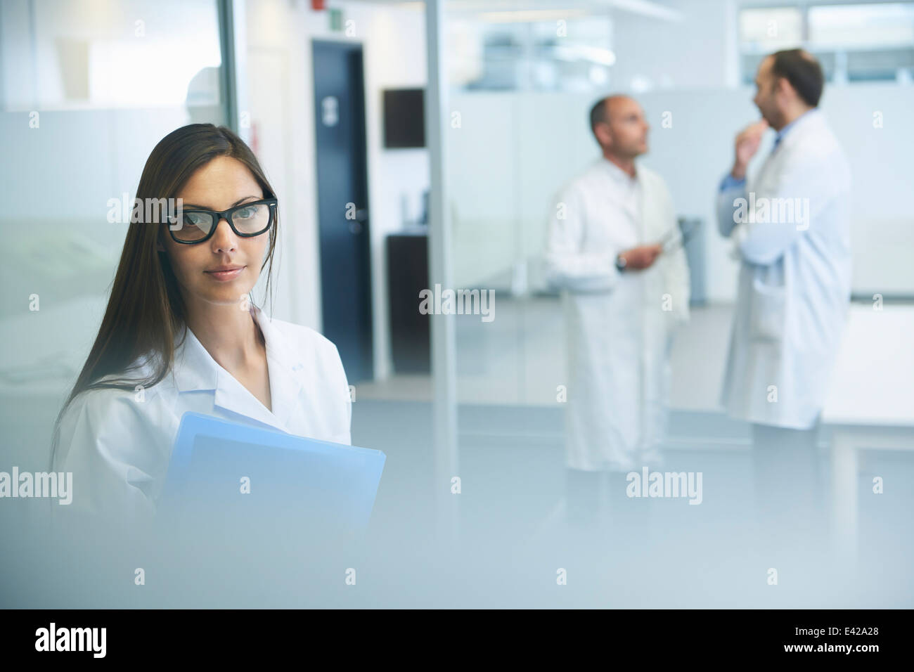 Ärzte bei der Arbeit im Büro Stockfoto