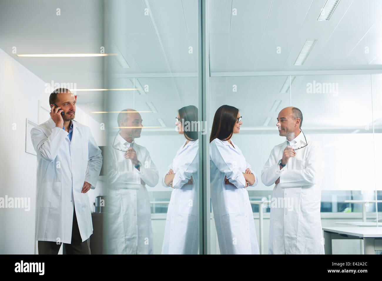 Ärzte im Chat im Büro Stockfoto