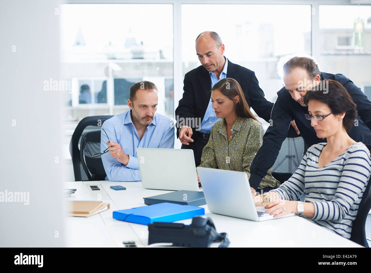 Geschäftsleute in Brainstorming-Sitzung Stockfoto