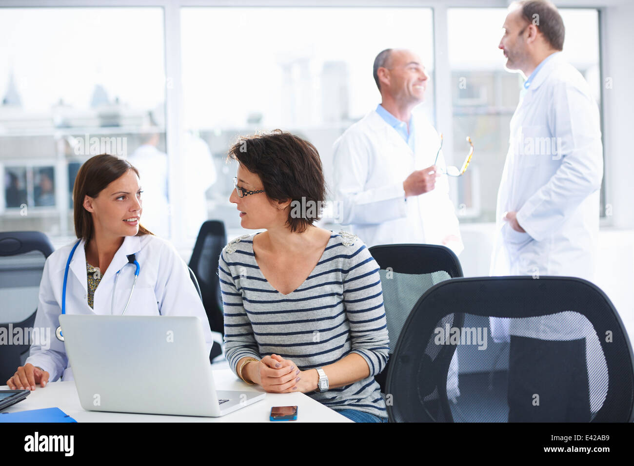 Ärzte in der Brainstorming-Sitzung Stockfoto
