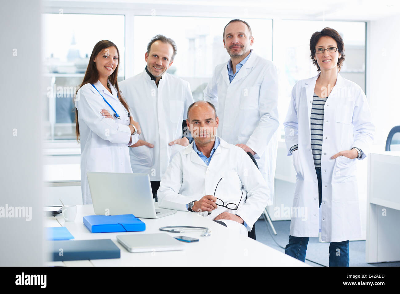Ärzte für Gruppenfoto zu posieren Stockfoto