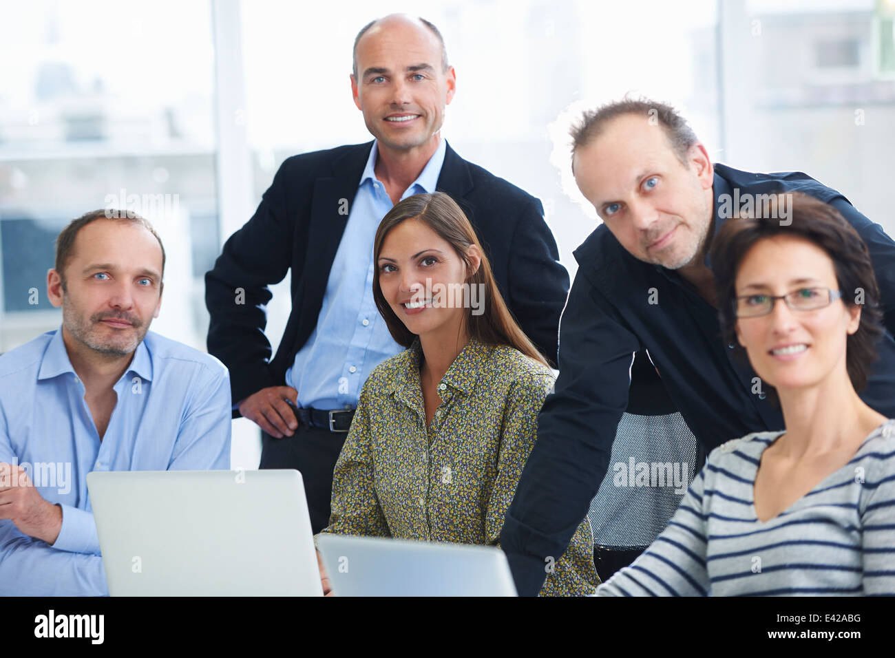 Geschäftsleute, posieren für Gruppenbild im Büro Stockfoto