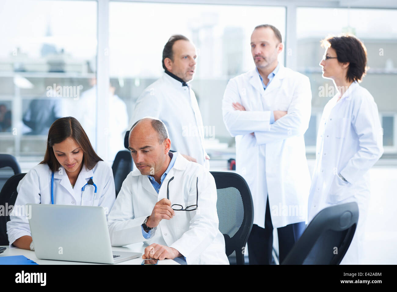 Ärzte in der Brainstorming-Sitzung Stockfoto