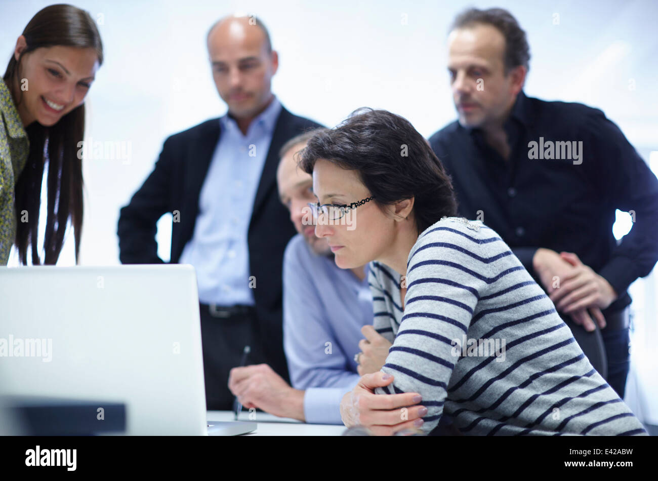 Geschäftsleute in Brainstorming-Sitzung Stockfoto