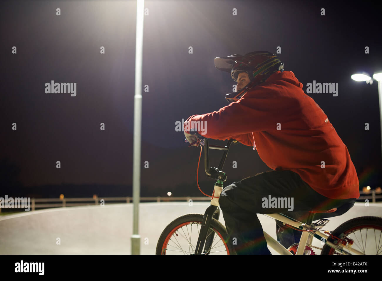 BMX-Radsportler in der Nacht Stockfoto