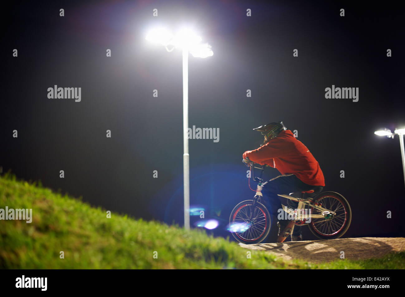 BMX-Radsportler in der Nacht Stockfoto