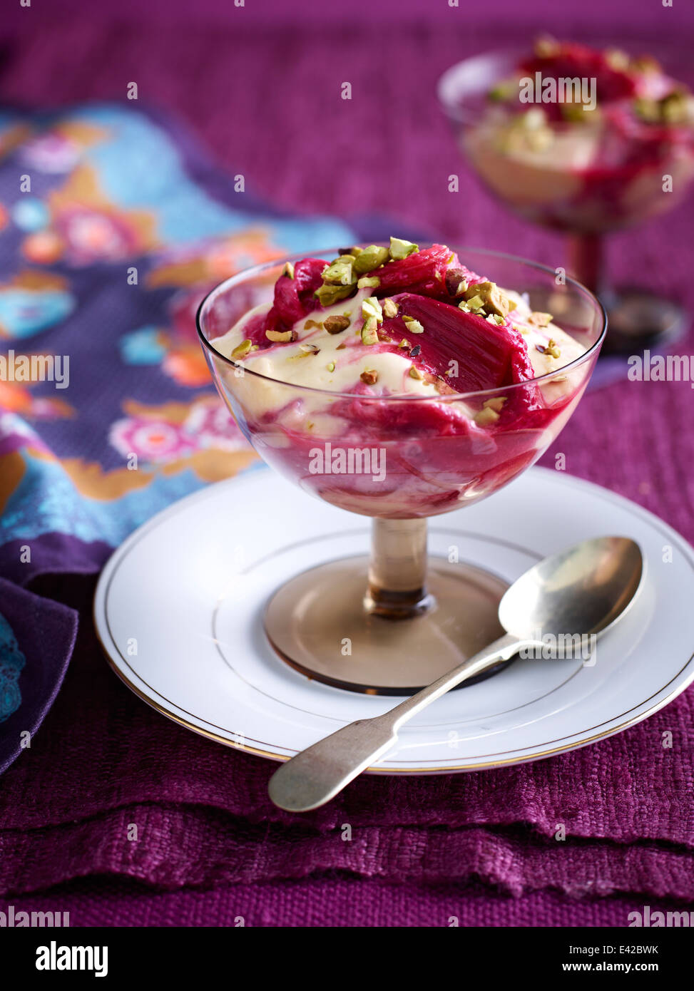 Stillleben mit Rhabarber-Pudding-dessert Stockfoto