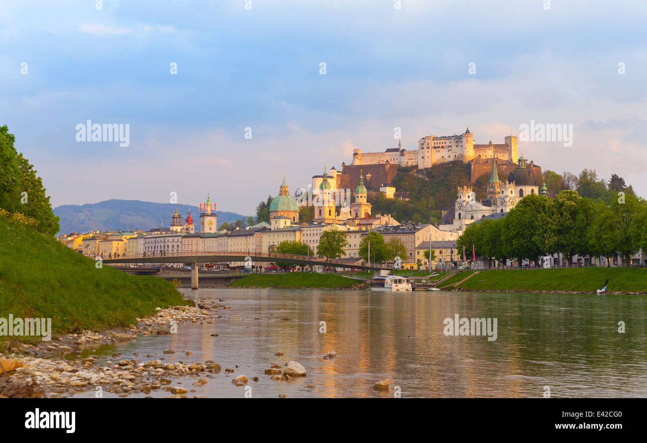 Salzach Fluss, Salzburger Dom, Kollegien Kirche, Festung Hohensalzburg, Salzburg, Österreich Stockfoto