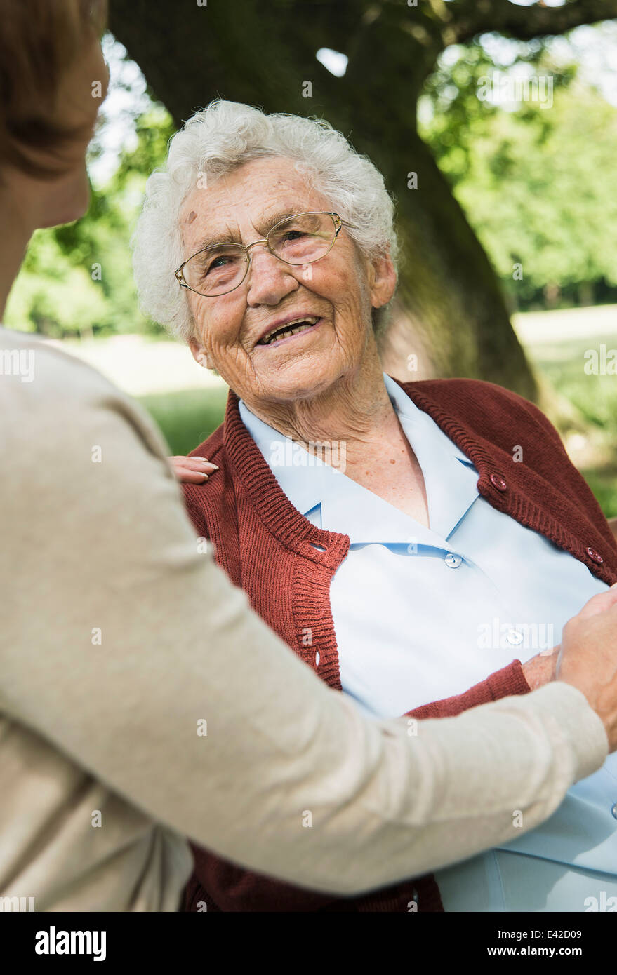 Ältere Frau, die Enkelin betrachten Stockfoto