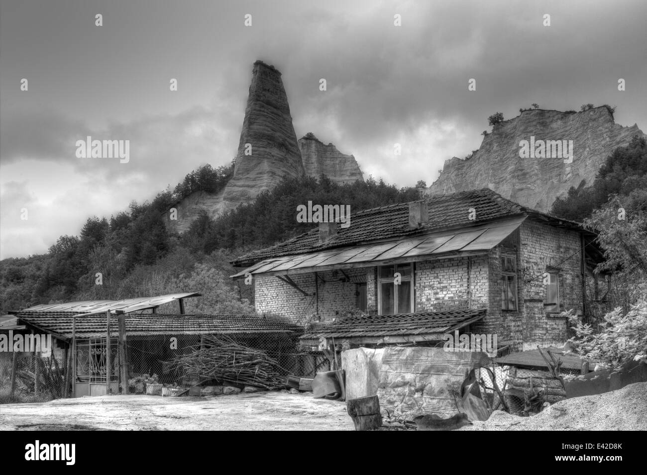 Melnik, Bulgarien, 30. April 2014: verfallenes Haus im Hintergrund Fragment der Kalkberge mit trübem Wetter. Stockfoto