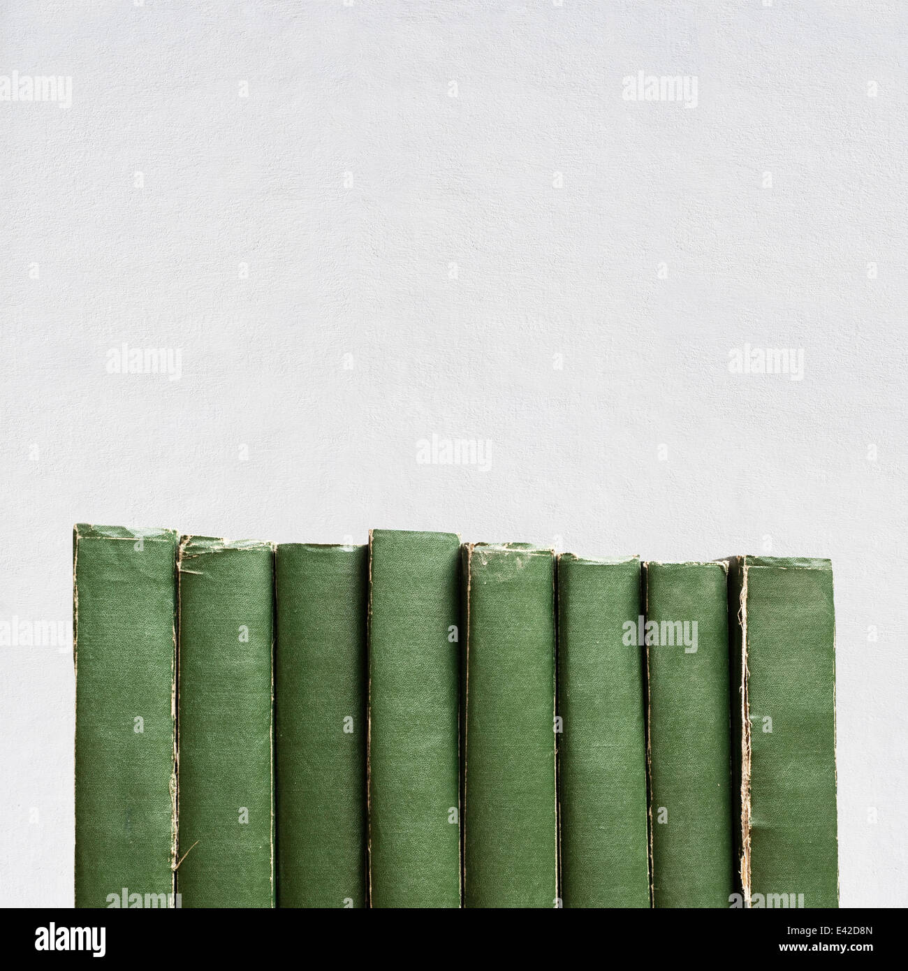 Grün Vintage alte Bücher, isoliert auf weiss Stockfoto