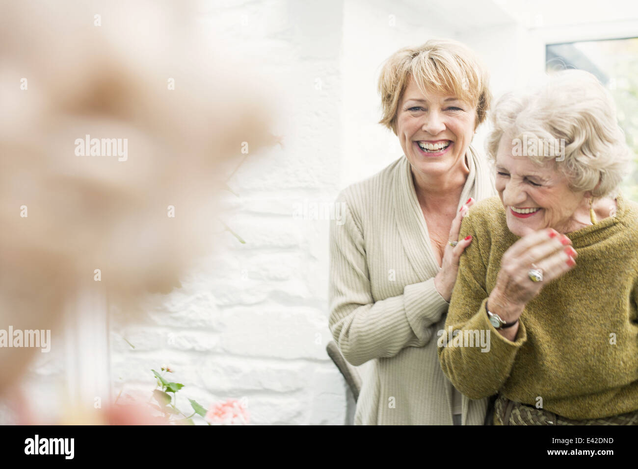 Ältere Frau mit Tochter, lachen Stockfoto