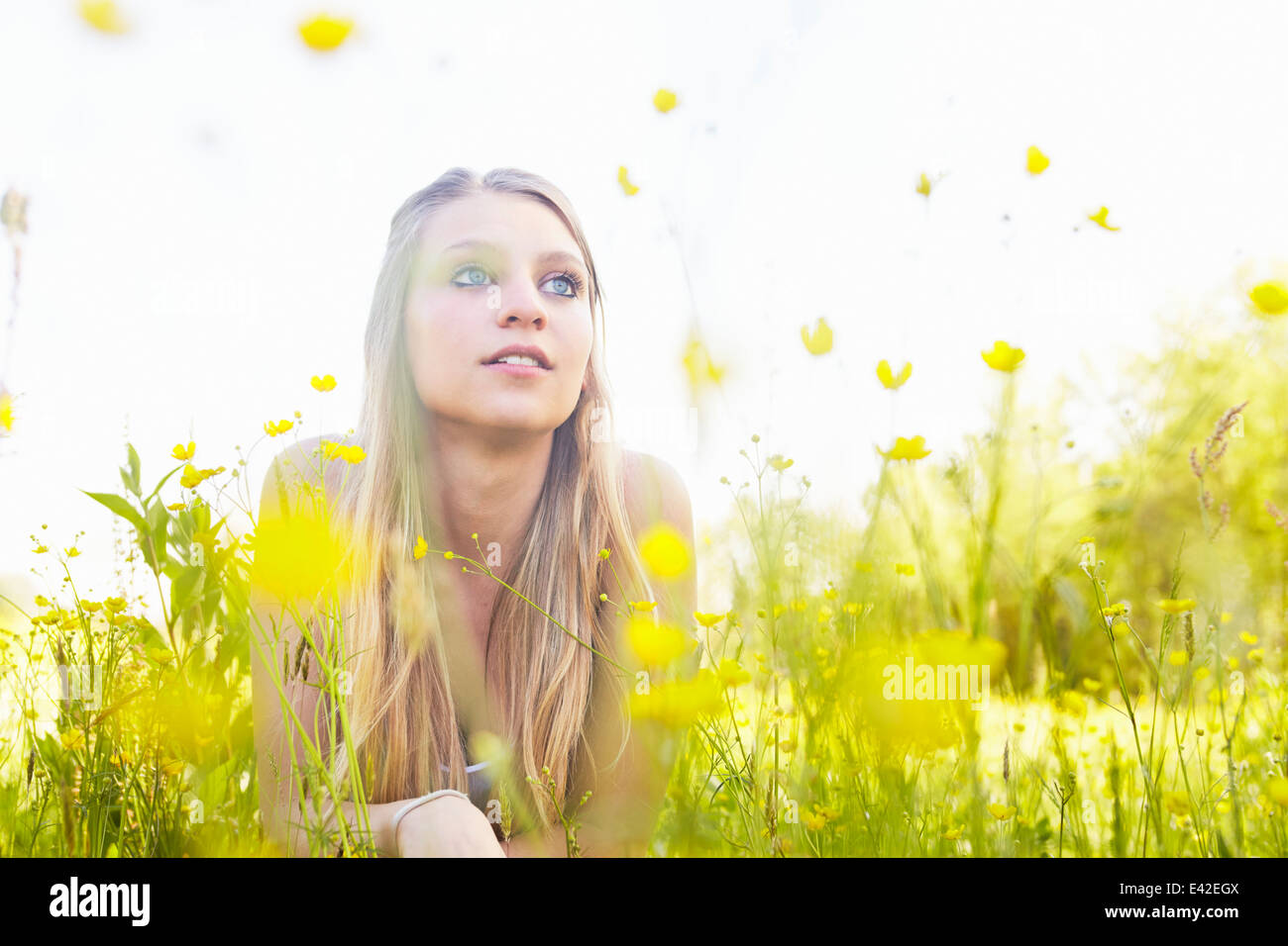 Junge Frau mit langen blonden Haaren, Porträt Stockfoto