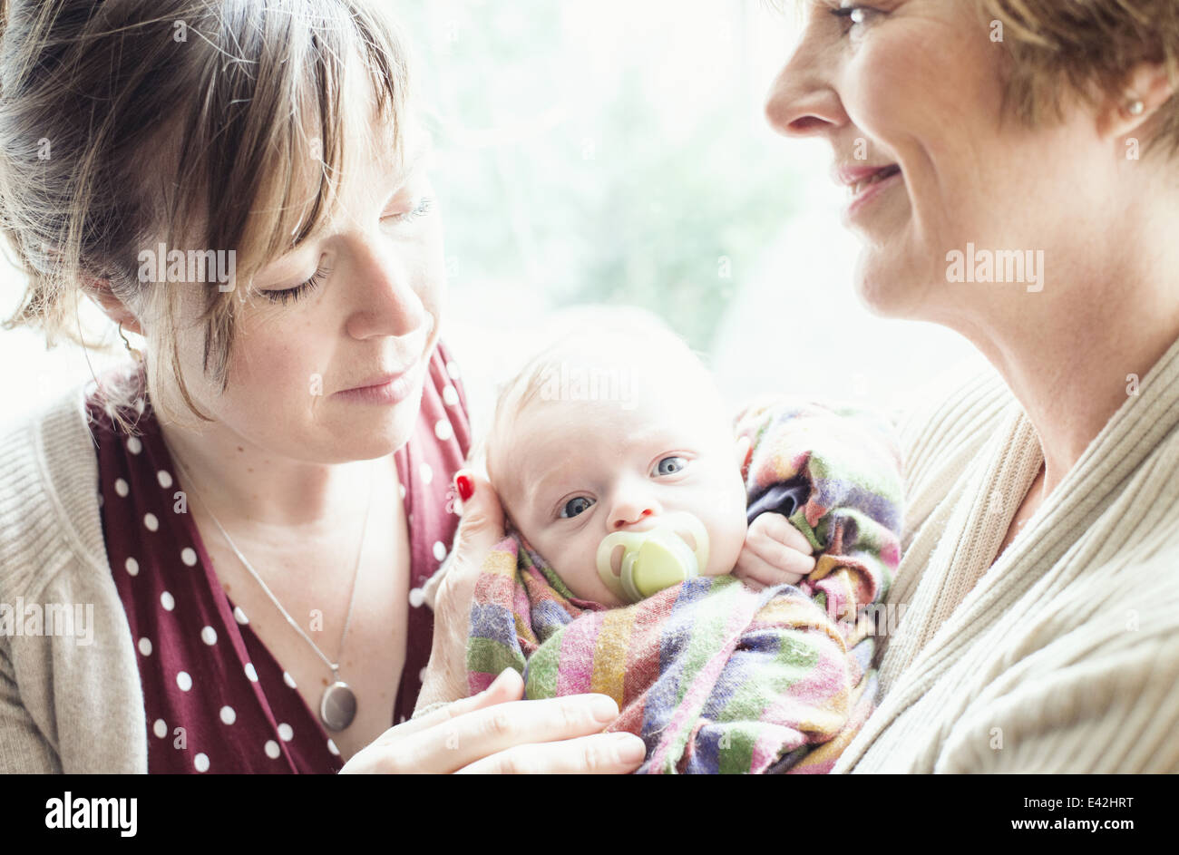 Mutter mit Baby und Großmutter Stockfoto