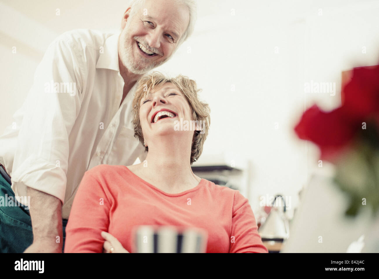 Paar, Lachen in Küche, Porträt Stockfoto