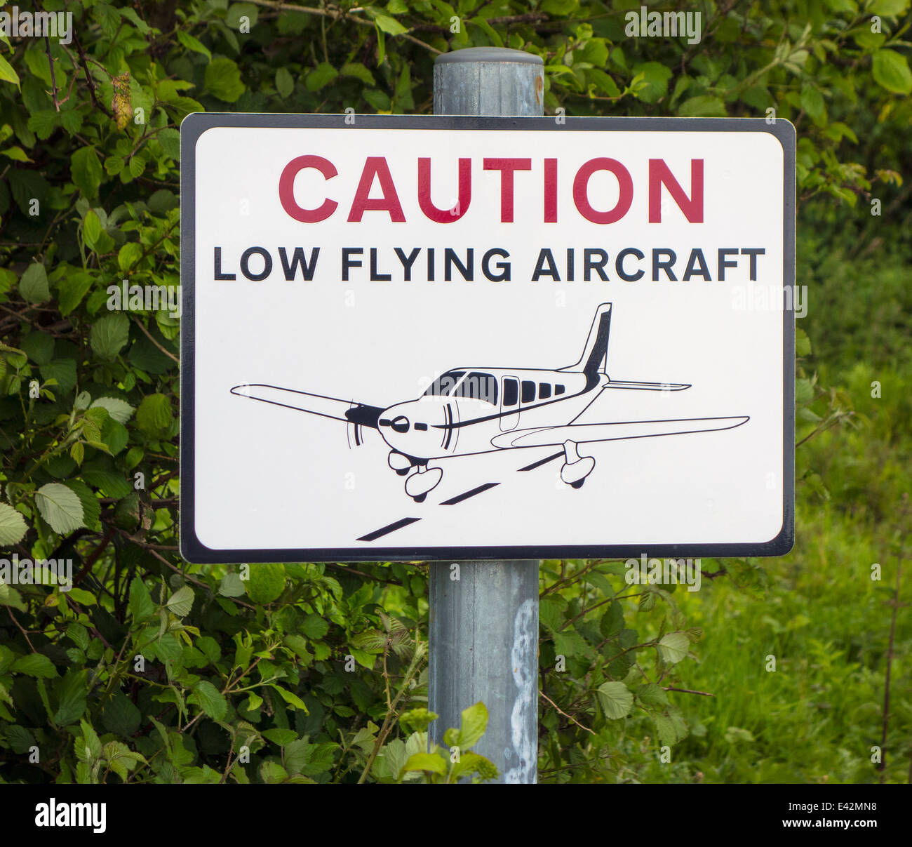 Niedrig fliegende Flugzeuge Zeichen Stockfoto