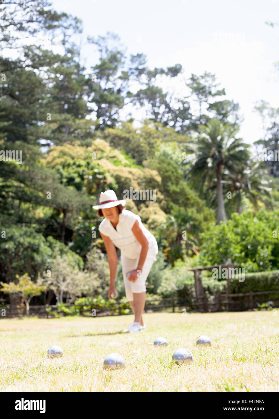 Ältere Frau spielen Boule im park Stockfoto