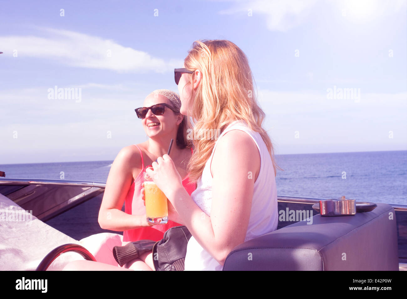 Zwei Erwachsene Freundinnen lachen an Bord der yacht Stockfoto