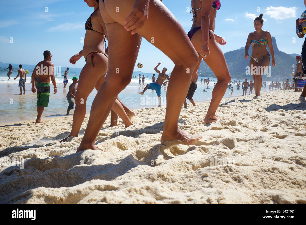 RIO DE JANEIRO, Brasilien - 23. Februar 2014: Brasilianische Frauen am Strand vor einer Partie Beach-Fußball am Posto 9 Stockfoto