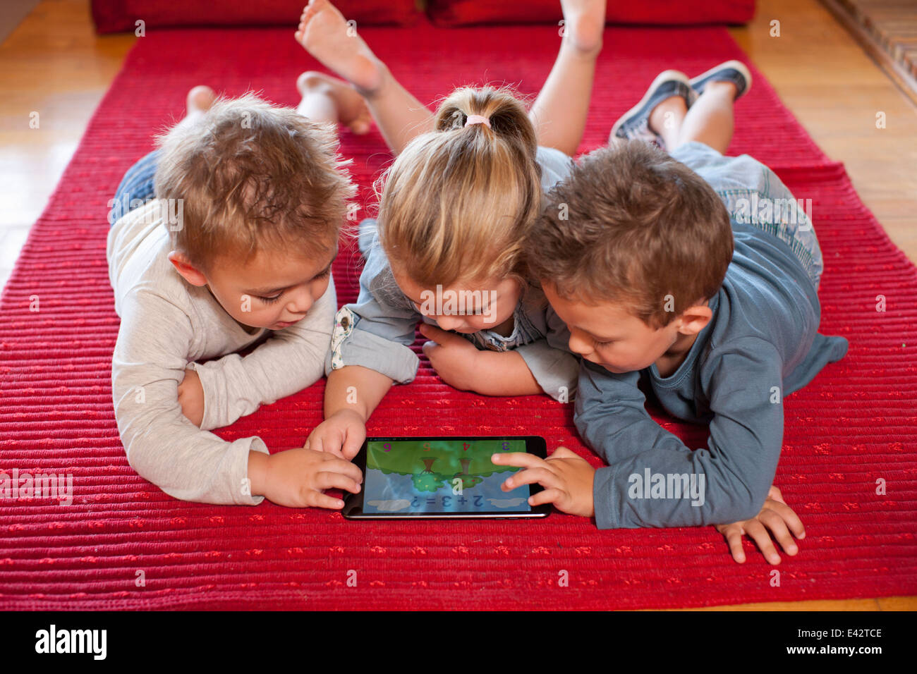 Jungen und ein Mädchen mit digital-Tablette im Kindergarten Stockfoto