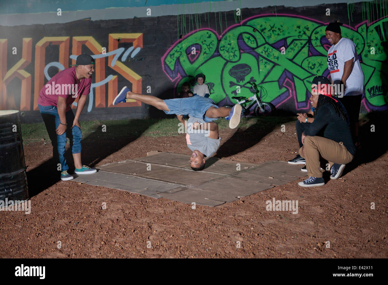 Gruppe von Männern und jungen Breakdance im Park in der Nacht Stockfoto