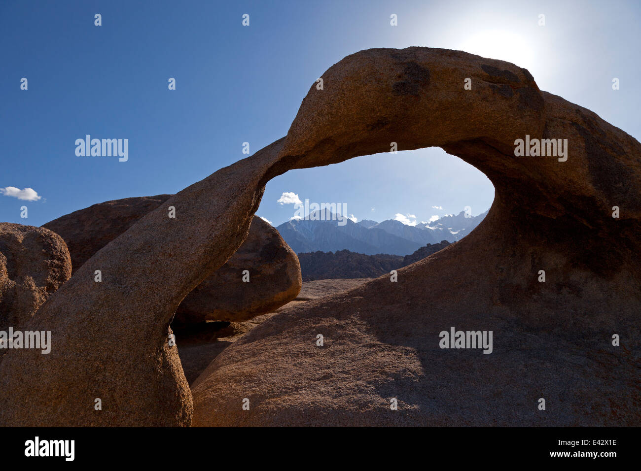 Lone Pine Peak und Mount Whitney durch Mobius Arch im kalifornischen Alabama Hills State Recreation Area in der Nacht gesehen. Stockfoto