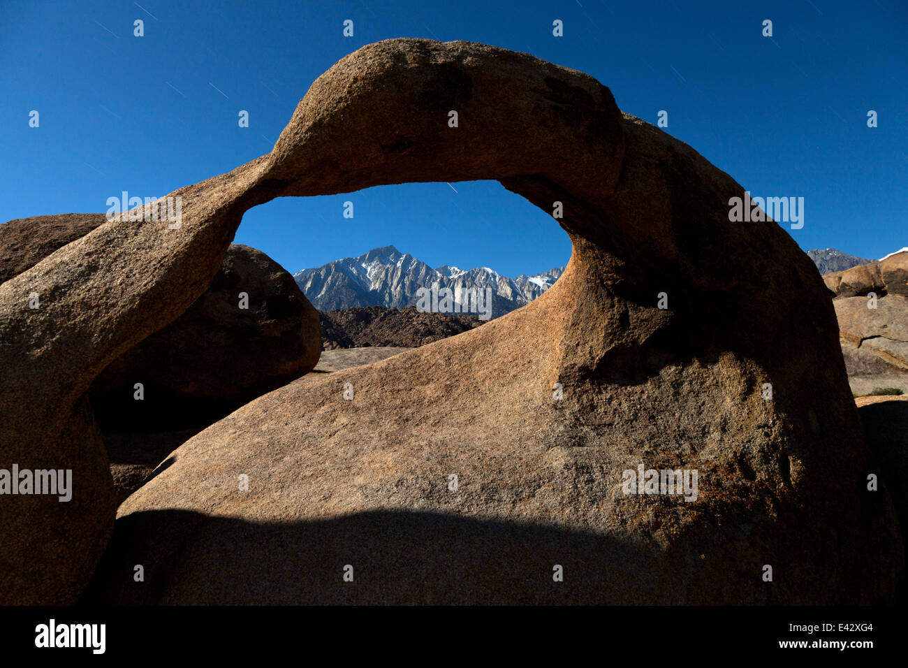 Lone Pine Peak durch Mobius Arch im kalifornischen Alabama Hills State Recreation Area in der Nacht gesehen. Stockfoto