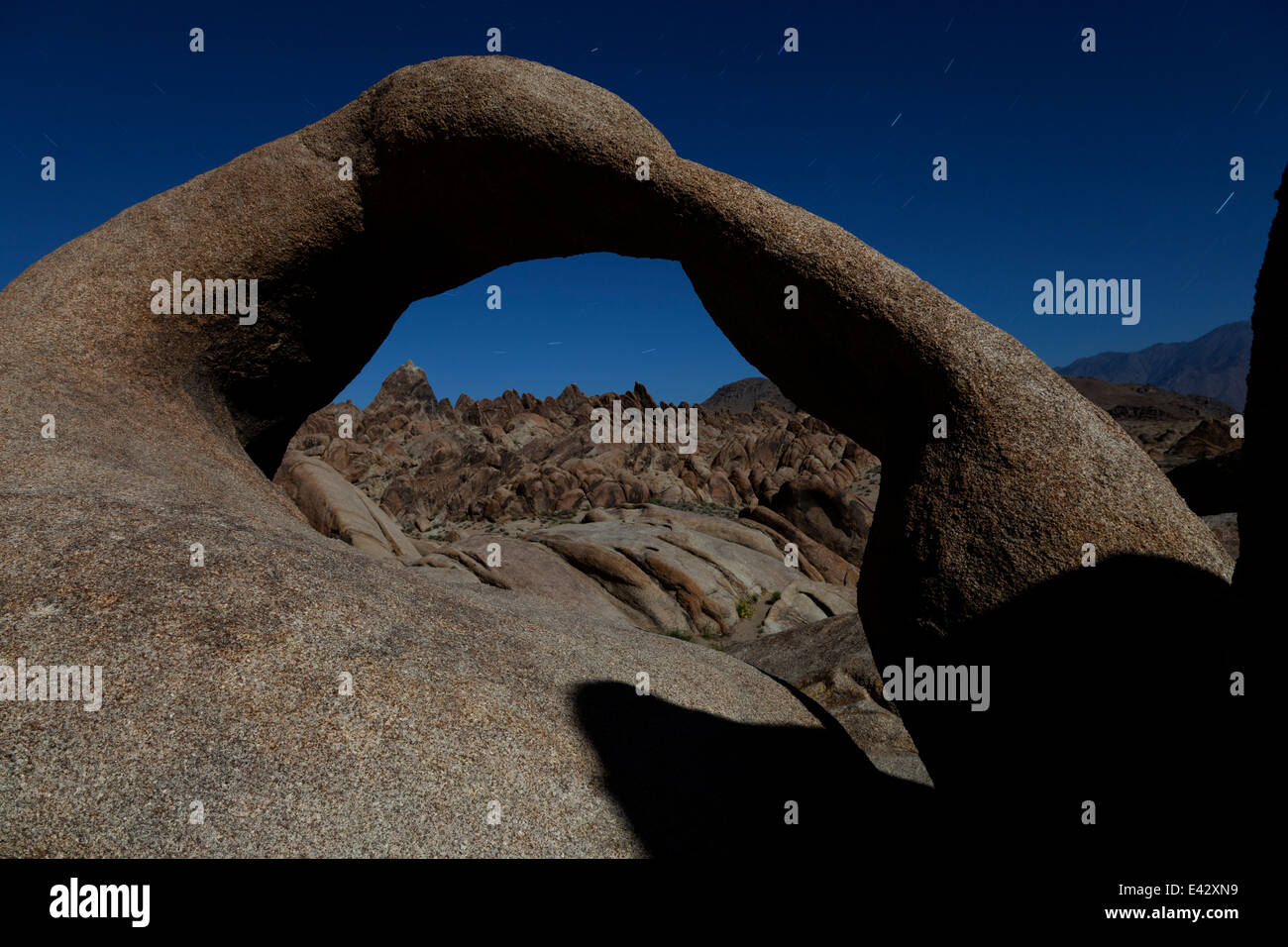 Mobius Arch im kalifornischen Alabama Hills State Recreation Area in der Nacht. Stockfoto