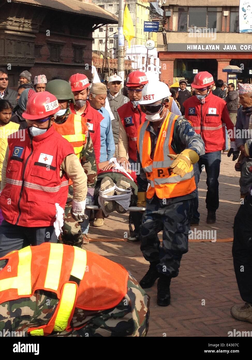 Ein mock Bohrer nahm fand für die Öffentlichkeit und Rettungsdienste, Notfallmaßnahmen im Falle eines Erdbebens am Basantpur Durbar Square, Kathmandu, Nepal zu Proben. Donnerstag, 16 Januar markiert der 16. nationalen Erdbeben Sicherheit Da Stockfoto