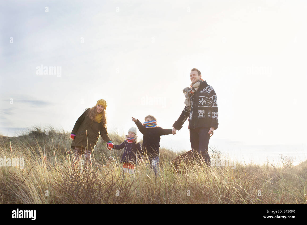 Mitte erwachsenes paar stehen in Sanddünen mit ihren Sohn, Tochter und Hund Stockfoto