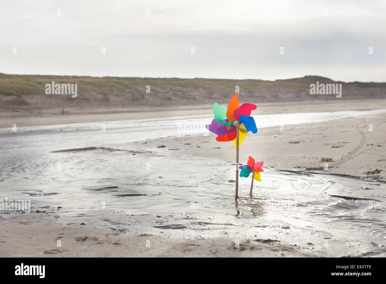 Papier-Windmühlen am Strand von Bloemendaal Aan Zee, Niederlande Stockfoto