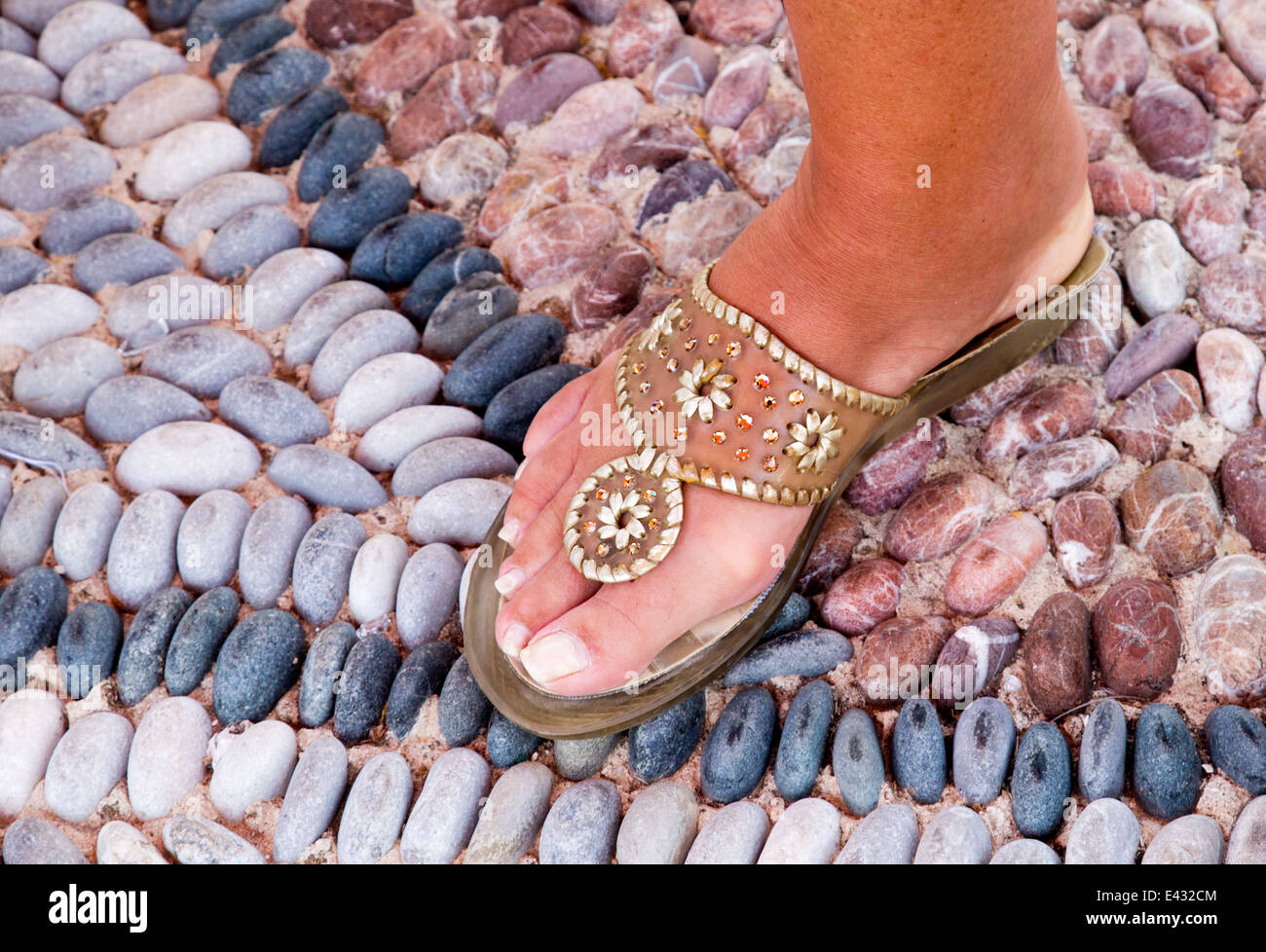 Griechische Sandalen und Mosaik Boden Lindos Griechenland Stockfoto