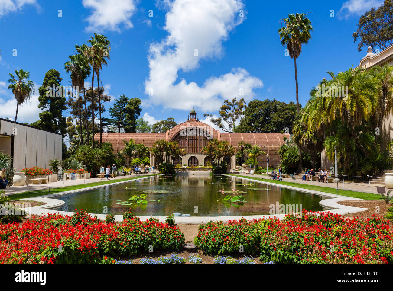 Der "Laguna de Las Flores" oder Lily Pond vor der botanische Gebäude, Balboa Park, San Diego, Kalifornien, USA Stockfoto