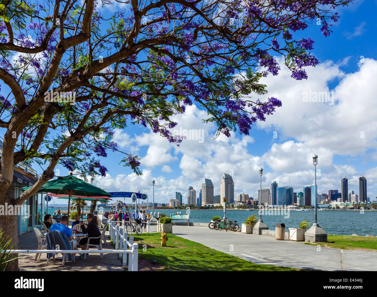 Restaurant in Coronado mit Skyline der Innenstadt San Diego über die Bucht, San Diego, Kalifornien, USA Stockfoto