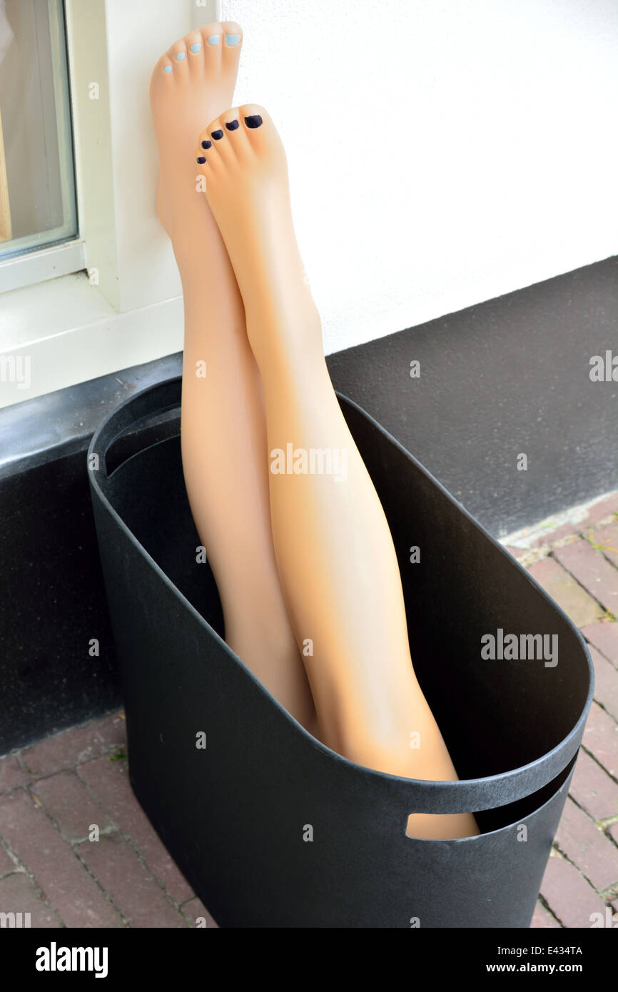 Schaufensterpuppe Beine in den Mülleimer der Pediküre Stockfoto