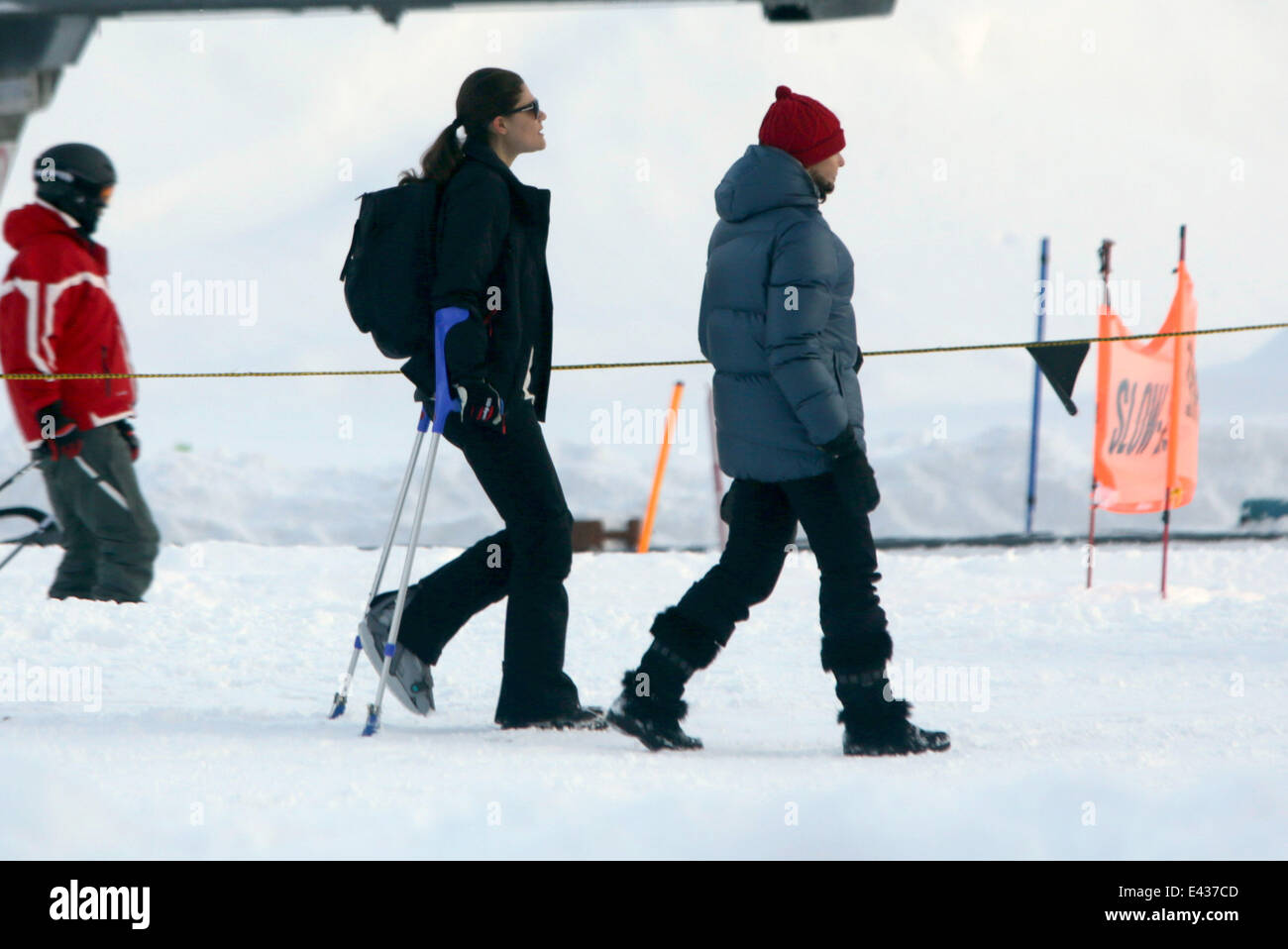 Die schwedische königliche Familie Skifahren in das alpine Skigebiet Breuil-Cervinia. Prinz Daniel lehrt seine Tochter, Prinzessin Estelle, während seine Frau ski, die Prinzessin Victoria mit Hilfe von Krücken Spaziergänge nach ihrem Knöchel umknicken.  Mit: Victoria Stockfoto