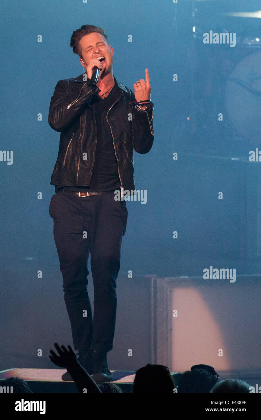 1. Juli 2014 - Milwaukee, Wisconsin, USA - RYAN TEDDER der Band OneRepublic führt live beim Sommerfest Musikfestival 2014 in Milwaukee Wisconsin (Credit-Bild: © Daniel DeSlover/ZUMA Draht) Stockfoto