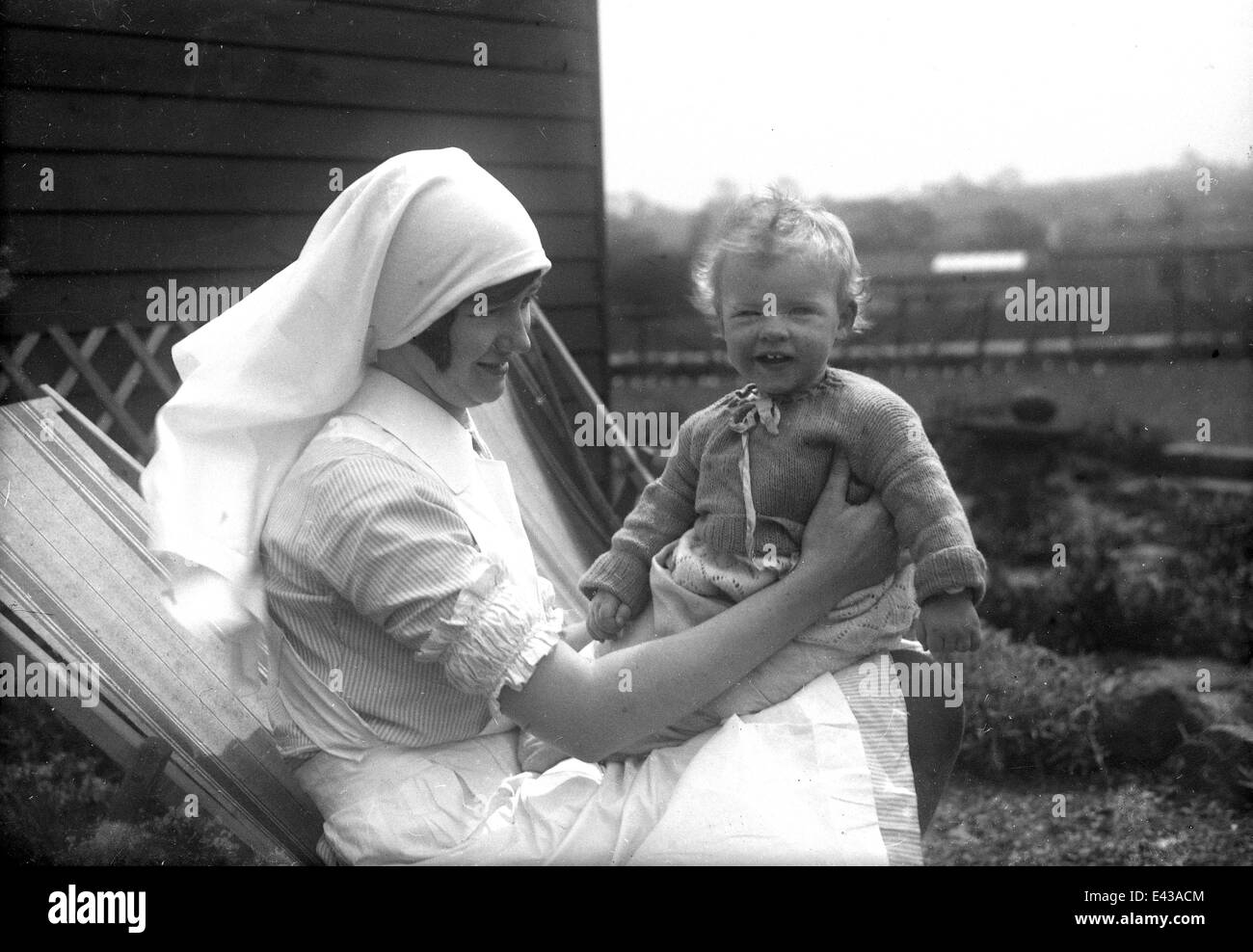 Krankenschwester mit Kind 20. Mai 1932 Krankenschwester Krankenpflege 1930er Jahren Krankenschwestern Gesundheit Pflege Service Kind Kinder Baby Großbritannien britische GB Stockfoto