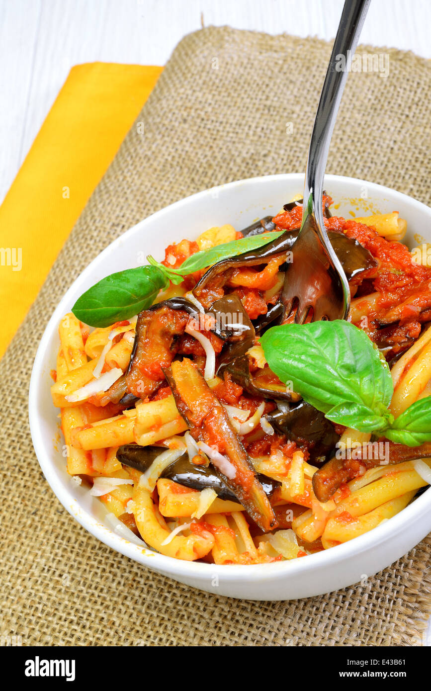 italienische sizilianische hausgemachte Pasta mit Auberginen und Pecorino Käse und Tomaten Sauce namens "Pasta Alla Norma" Stockfoto