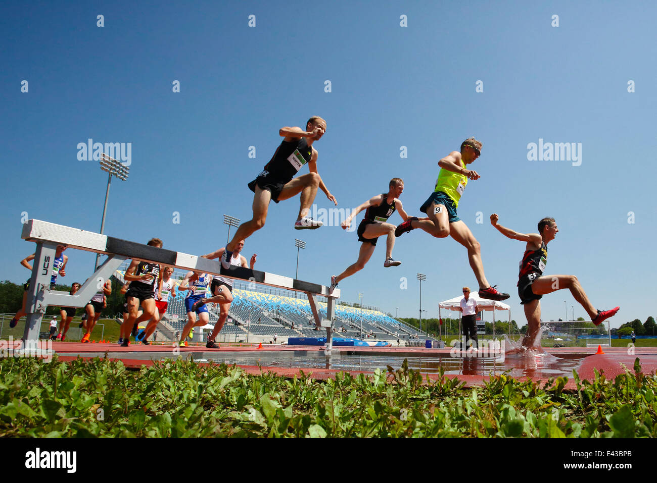 Konkurrenten im 3000-Meter-Hindernislauf die Männer bei den kanadischen Meisterschaften Leichtathletik & 28. Juni 2014 in Moncton. Stockfoto