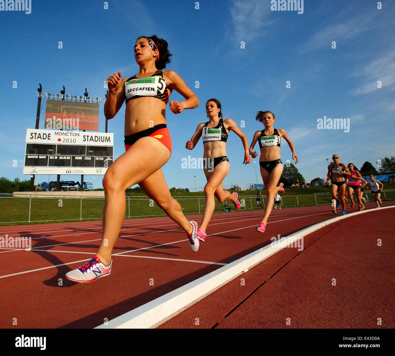 Konkurrenten im 5000-Meter-Damenmeisterschaft bei den kanadischen Meisterschaften Leichtathletik & 28. Juni 2014 in Moncton. Stockfoto