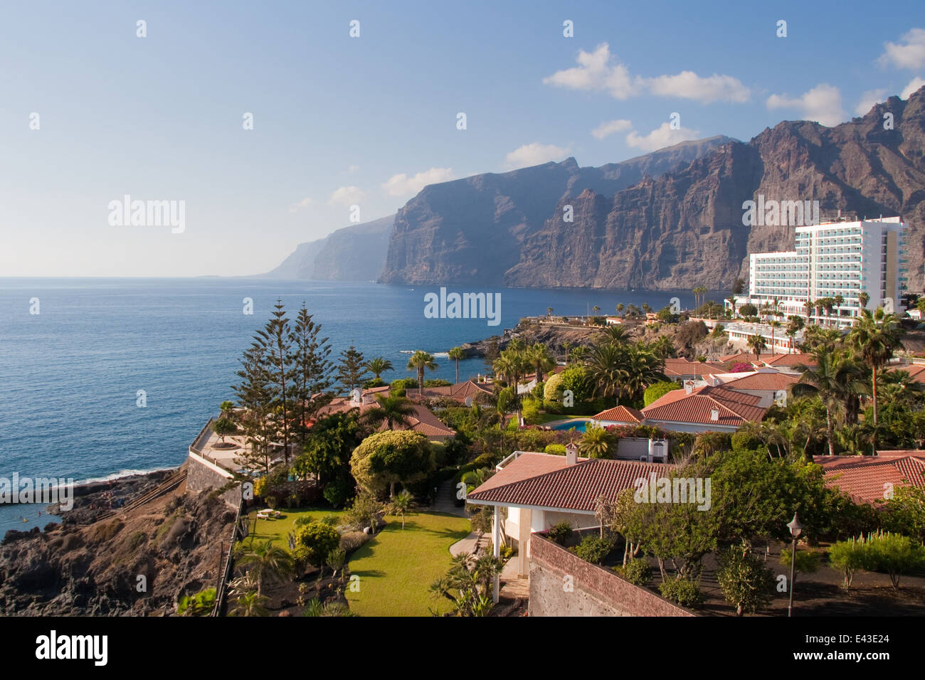 Küste von Puerto de Santiago und Gigantes Klippen in Teneriffa, Kanarische Inseln, Spanien. Stockfoto