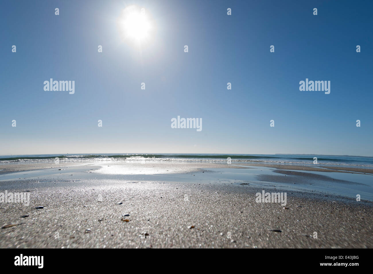 Papamoa Beach Szene zeigt Erdkrümmung am Horizont als Sonne erhebt sich direkt über. Stockfoto