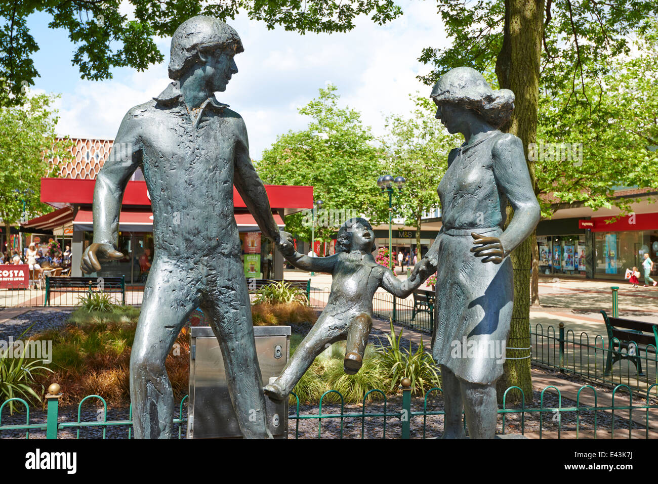 Familienausflug nach John Ravera In Mell Square Einkaufszentrum Solihull West Midlands UK Stockfoto