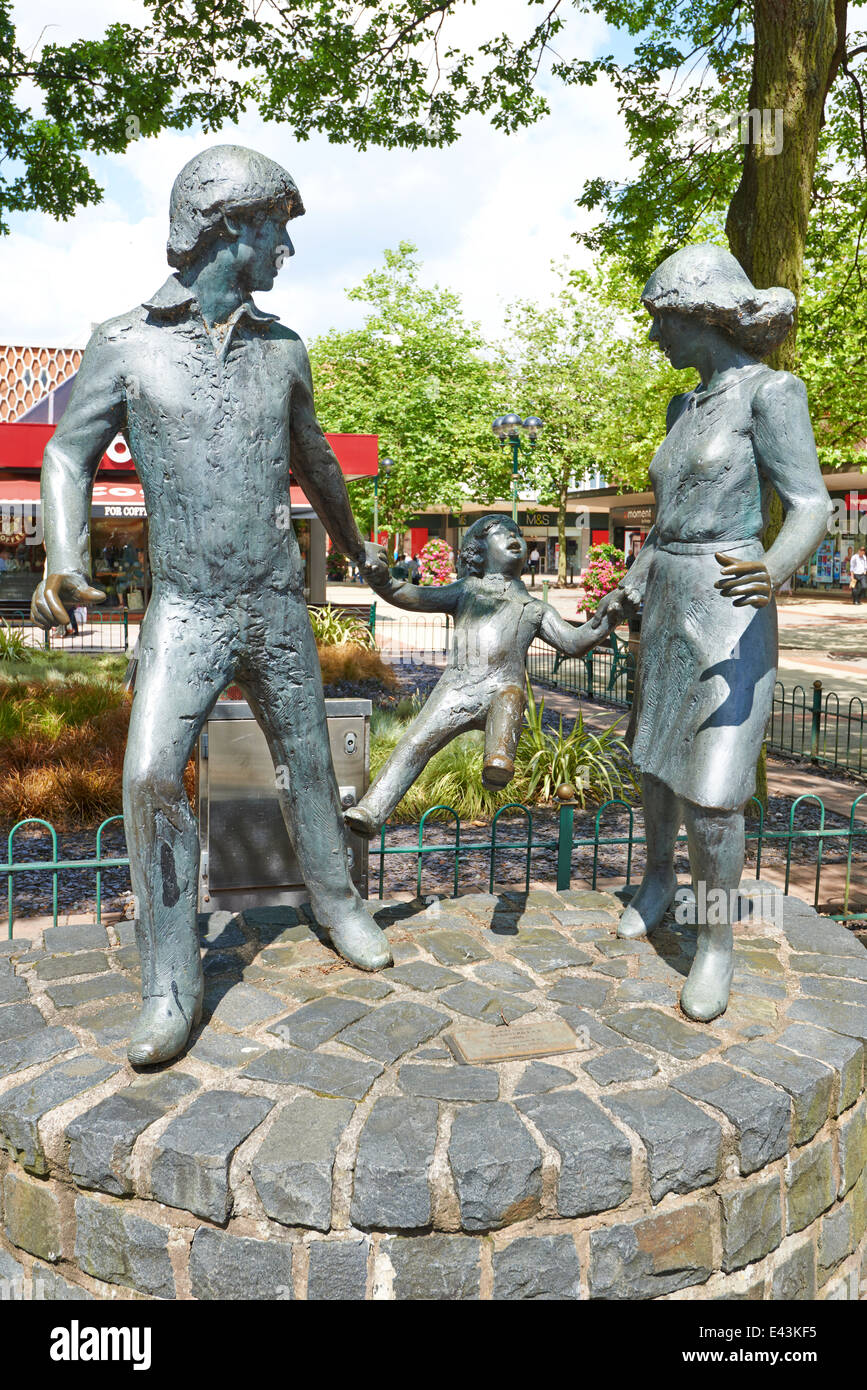 Familienausflug nach John Ravera In Mell Square Einkaufszentrum Solihull West Midlands UK Stockfoto