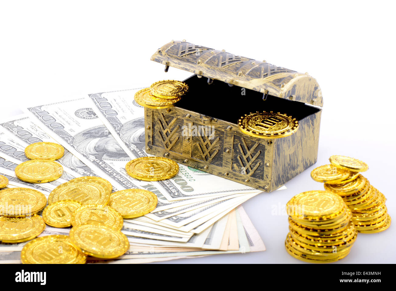 Budget Business Münzen Haufen Einsparungen Hinweis Rechnung gold golden weißen Anhäufung Hintergrund Bank banking Banknote Bargeld einkaufen Stockfoto