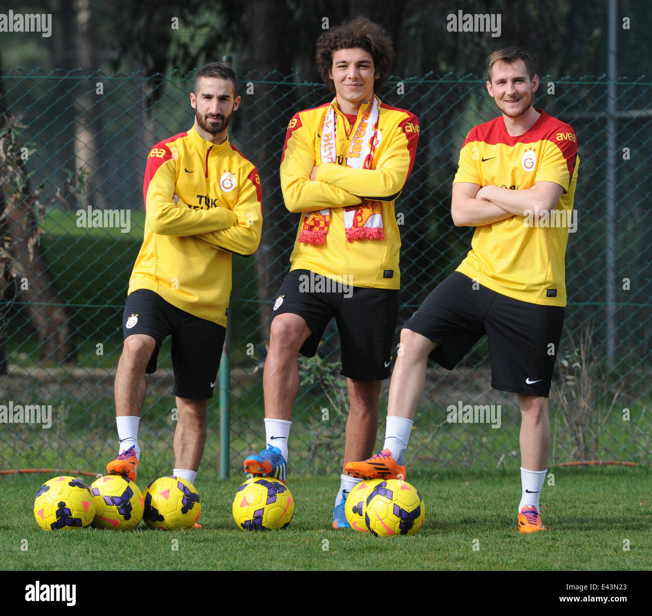 Galatasaray Neuverpflichtungen Salih Dursun, Umut Gundogan und Izet Hajrovic posieren für Fotografen mit Antalya: Umut Gundogan, Izet Hajrovic, Salih Dursun wo: Antalya, Türkei: 20. Januar 2014 Stockfoto