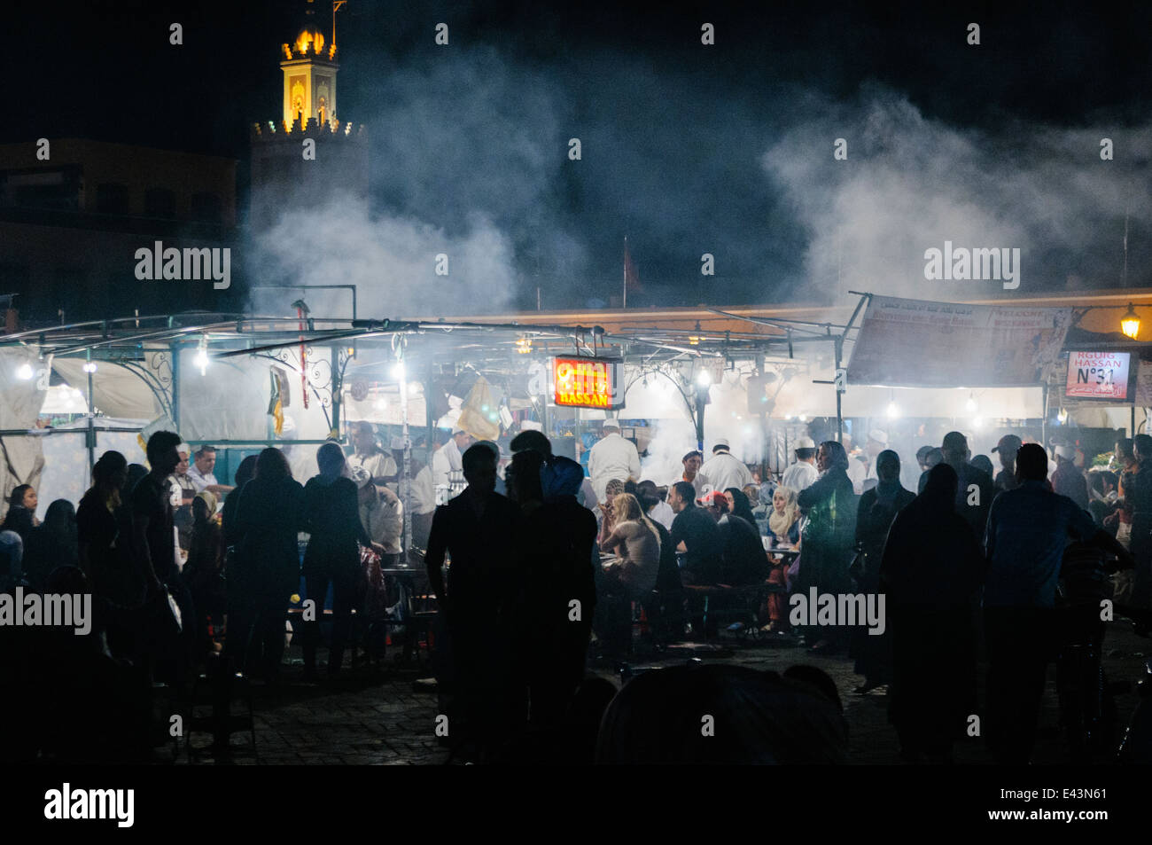 Menschenmassen versammeln sich an den Imbissständen im Djemaa El-Fná Fnaa (Großer Platz) bei Nacht, Marrakesch, Marokko Stockfoto