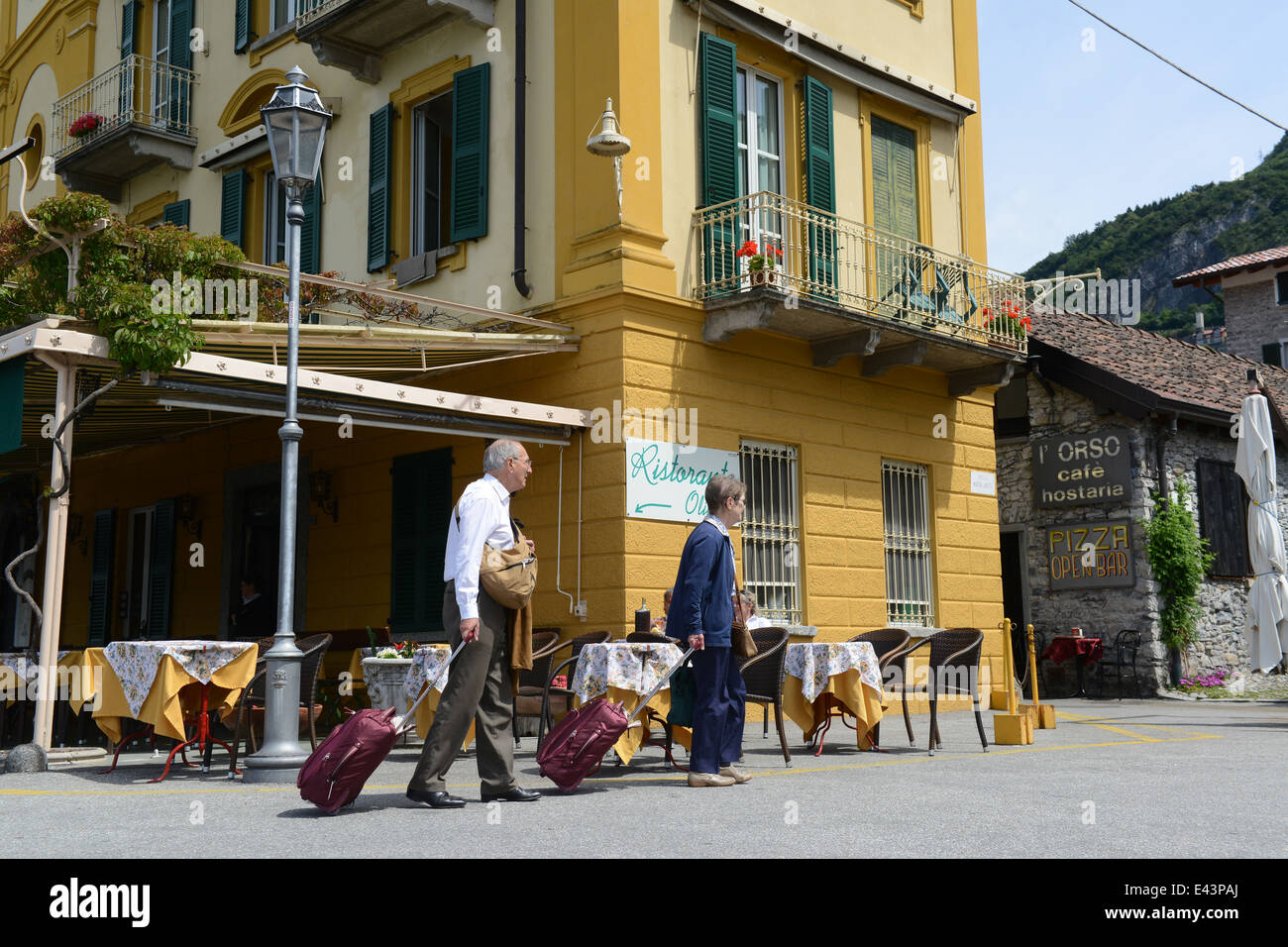 Paar Urlaub Touristen, die mit Fällen Varenna am Comer See Italien Stockfoto