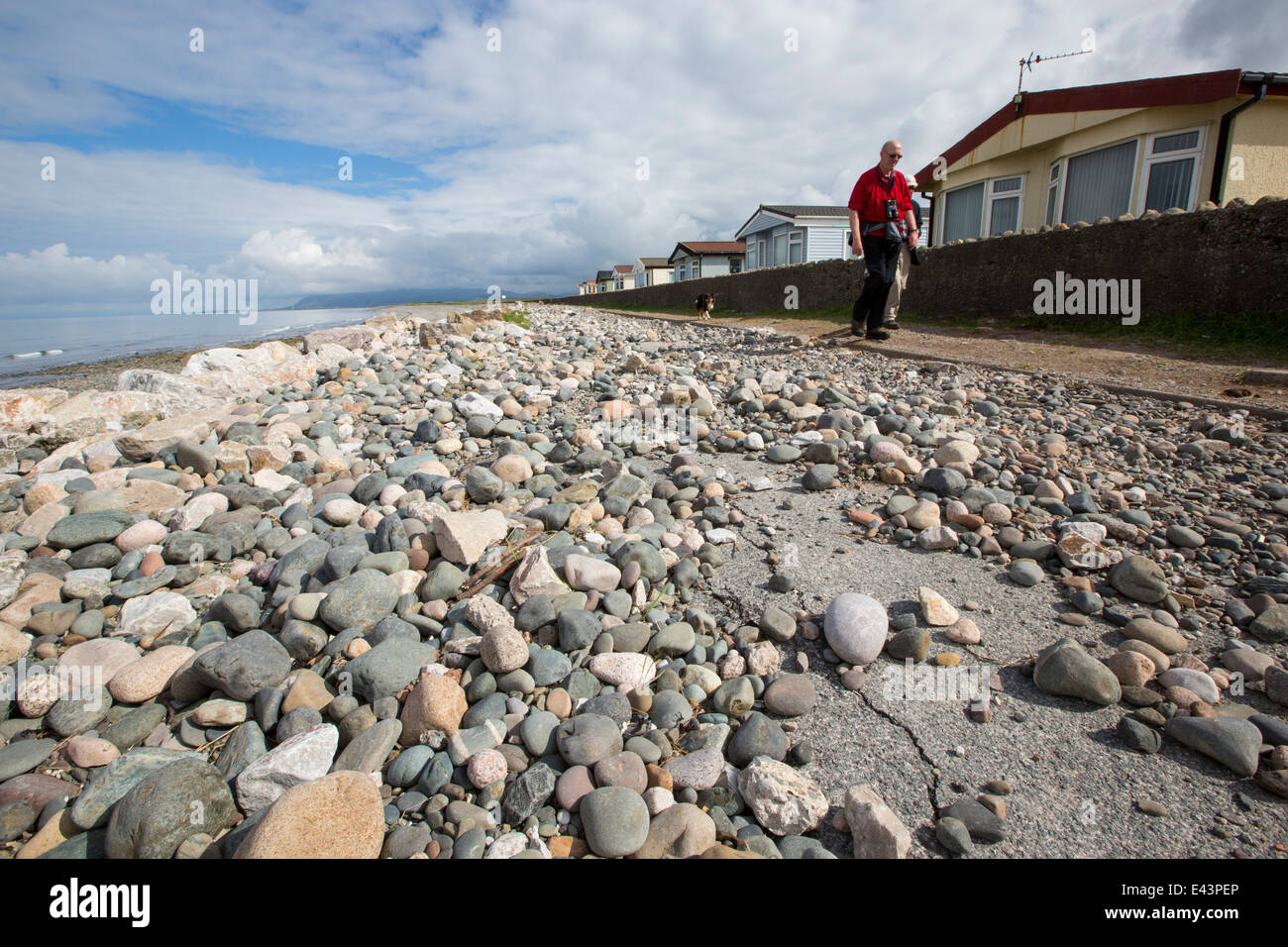 Eine Straße am Walney Insel, Cumbria, UK, folgende Küstenerosion während der schwere Winterstürme geschlossen. Stockfoto